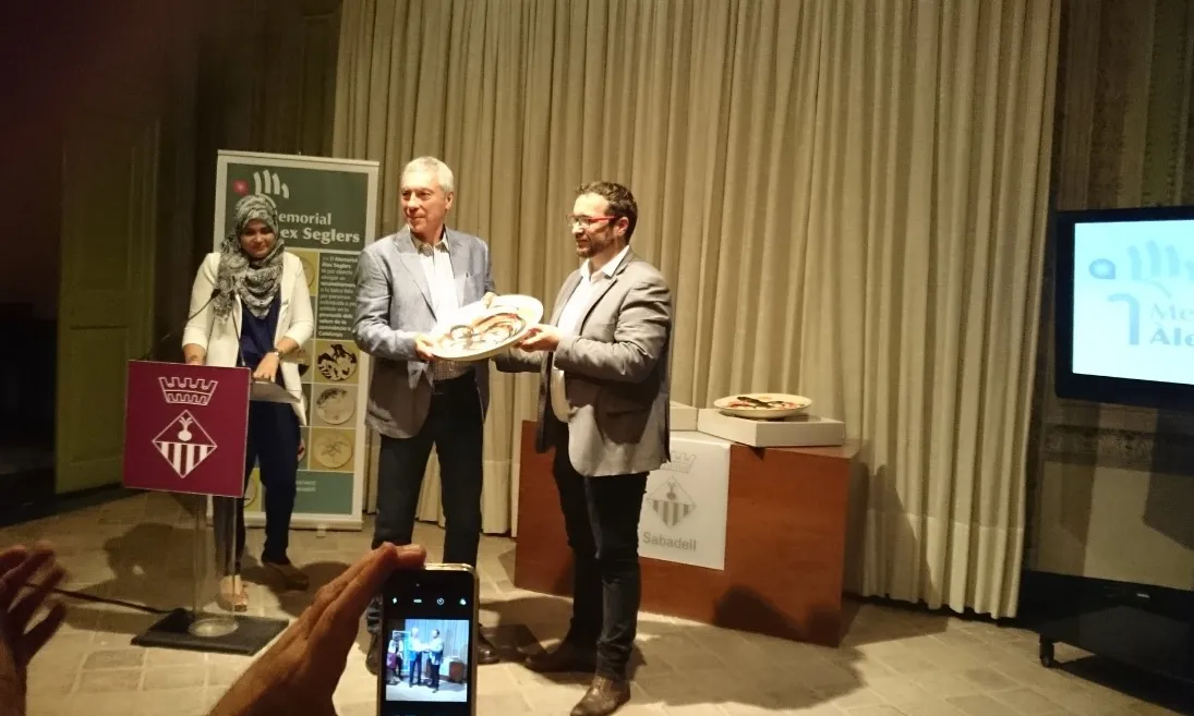 L'alcalde Juli Fernández amb premiats del Vè Memorial Àlex Seglers. Font: Twitter