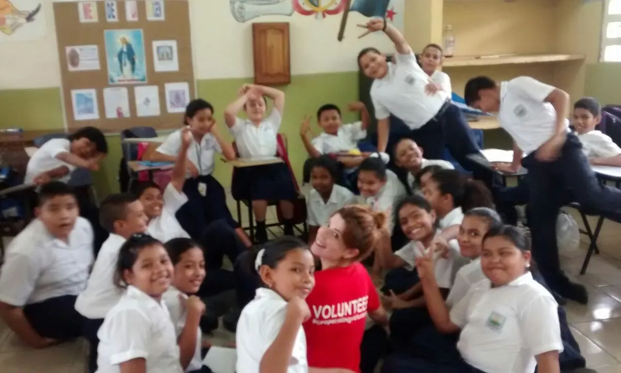 Cooperating Volunteers a una escola de Panamà. Font: CV