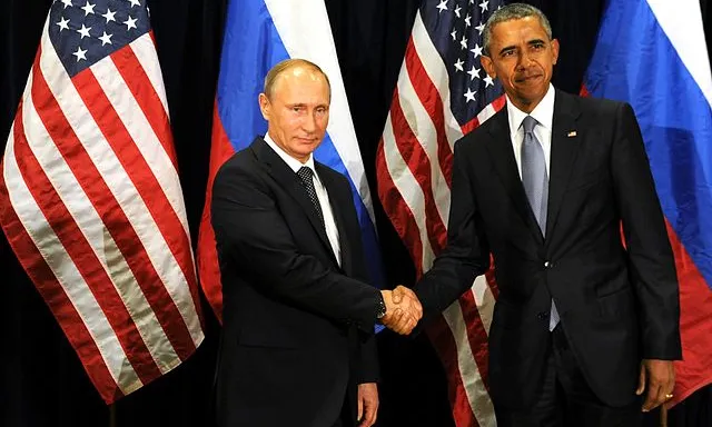 Vladimir Putin i Barack Obama es donen la mà. Font: Wikipedia
