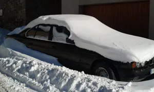 Cotxe colgat de neu / Foto: Protecció Civil
