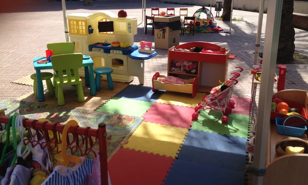 Jocs a la plaça de les Comunitats de l'Hospitalet de Llobregat