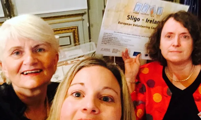 Autoretrat de tres dones celebrant el guardó. Font: Sligo Volunteer Centre
