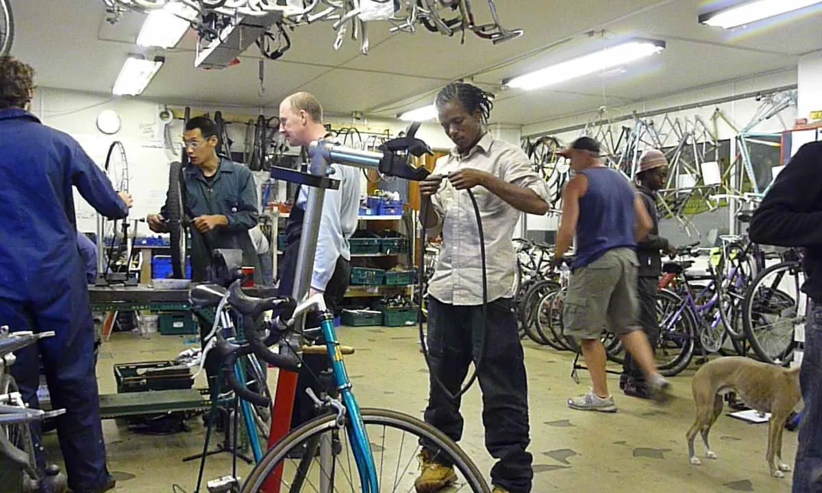 Taller de reparació de les bicicletes. Font: The Bristol Bike Project