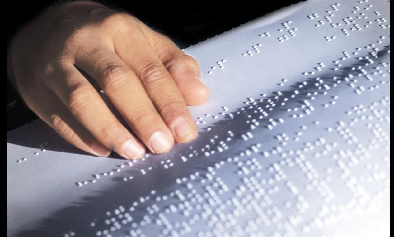 Una persona cega llegint Braille. Font: Flapaword