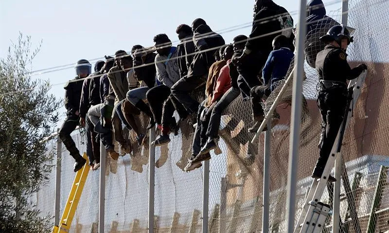 Un grup de persones a la frontera de Melilla. Font: Infolibre
