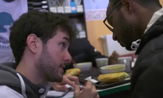 Un jove fent voluntariat en un àmbit humanitari. (Font: ec.europa.eu/spain/barcelona/home_ca)