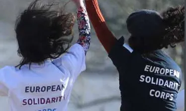 La vessant relacionada amb el voluntariat ofereix als joves l’oportunitat de cobrar una beca i fer serveis de voluntariat. (Font: ec.europa.eu/spain/barcelona/home_ca)