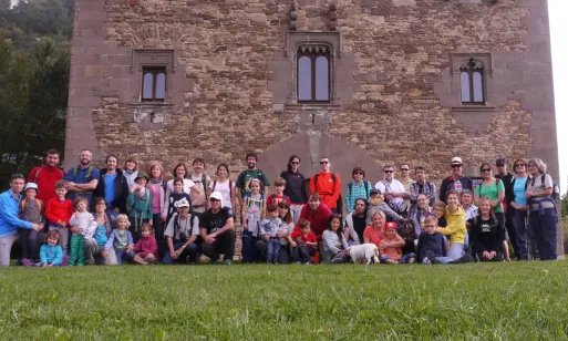 Un grup de voluntaris i voluntàries ambientals durant una acció a Tavertet la tardor de 2016 (imatge: fundaciocatalunya-lapedrera.com) 