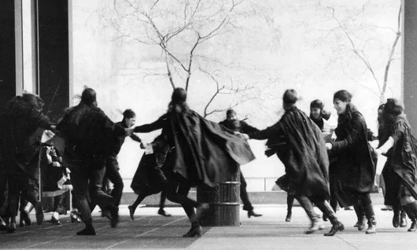 Activistes feministes del partit W.I.T.C.H ballant a Chicago el 1968 / Font: eldiario.es