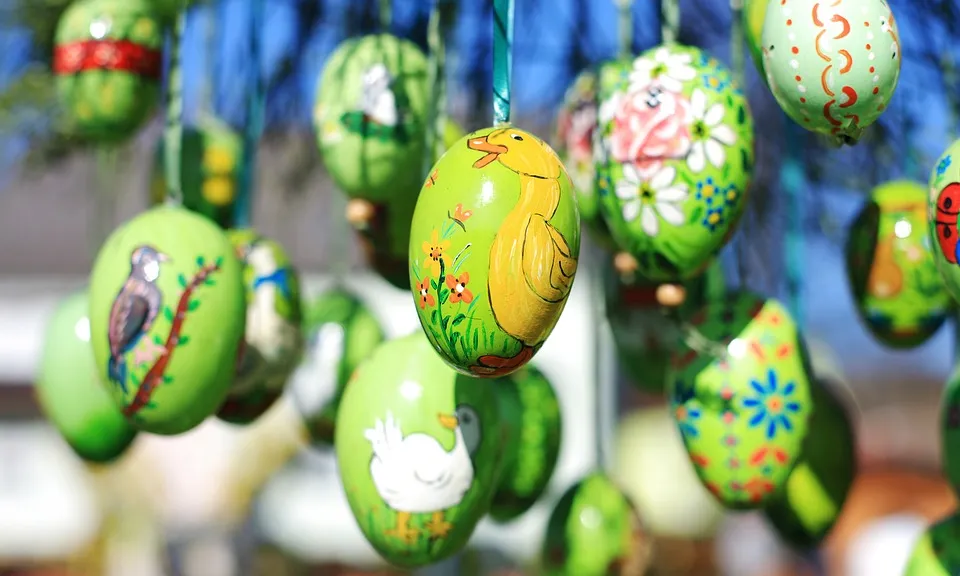 Els ous de Pasqua decorats amb colors. Font: Pixabay