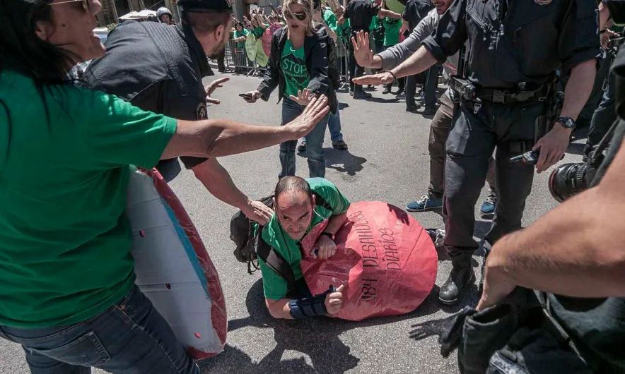 Foto d'un grup d'activistes de la PAH, inclosa dins l'informe. Font: Fotomovimiento