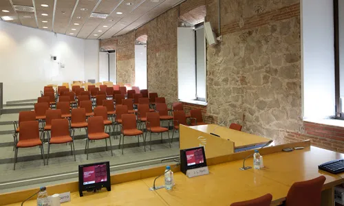Els debats i les taules rodones tindran lloc a la sala de graus Albert Calsamiglia de la UPF. Font: UPF