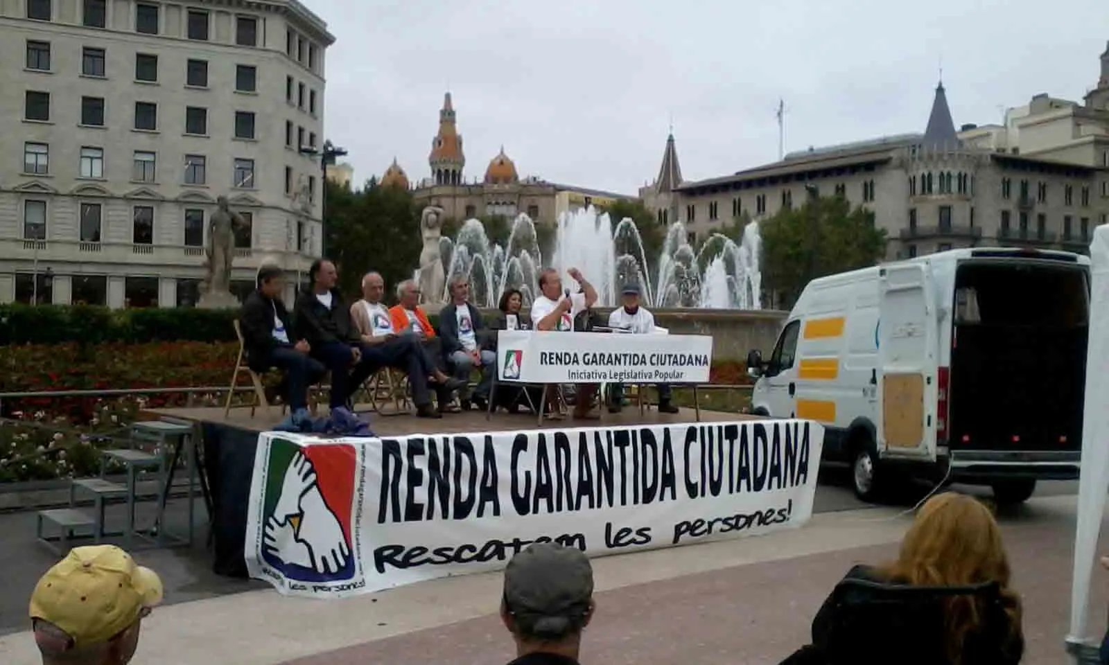 Activistes a la plaça Catalunya, a Barcelona. Font: Comissió promotora de l'ILP per a l'RGC