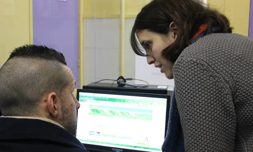 Mentora ajudant una estudiant al Club Ocupa't de la Fundació Marianao
