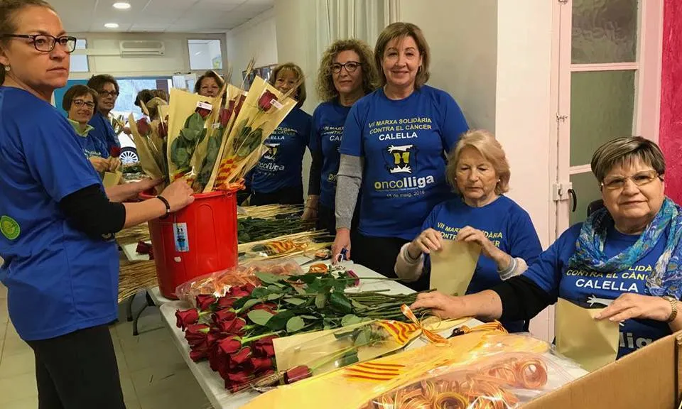 Voluntariat preparant Sant Jordi