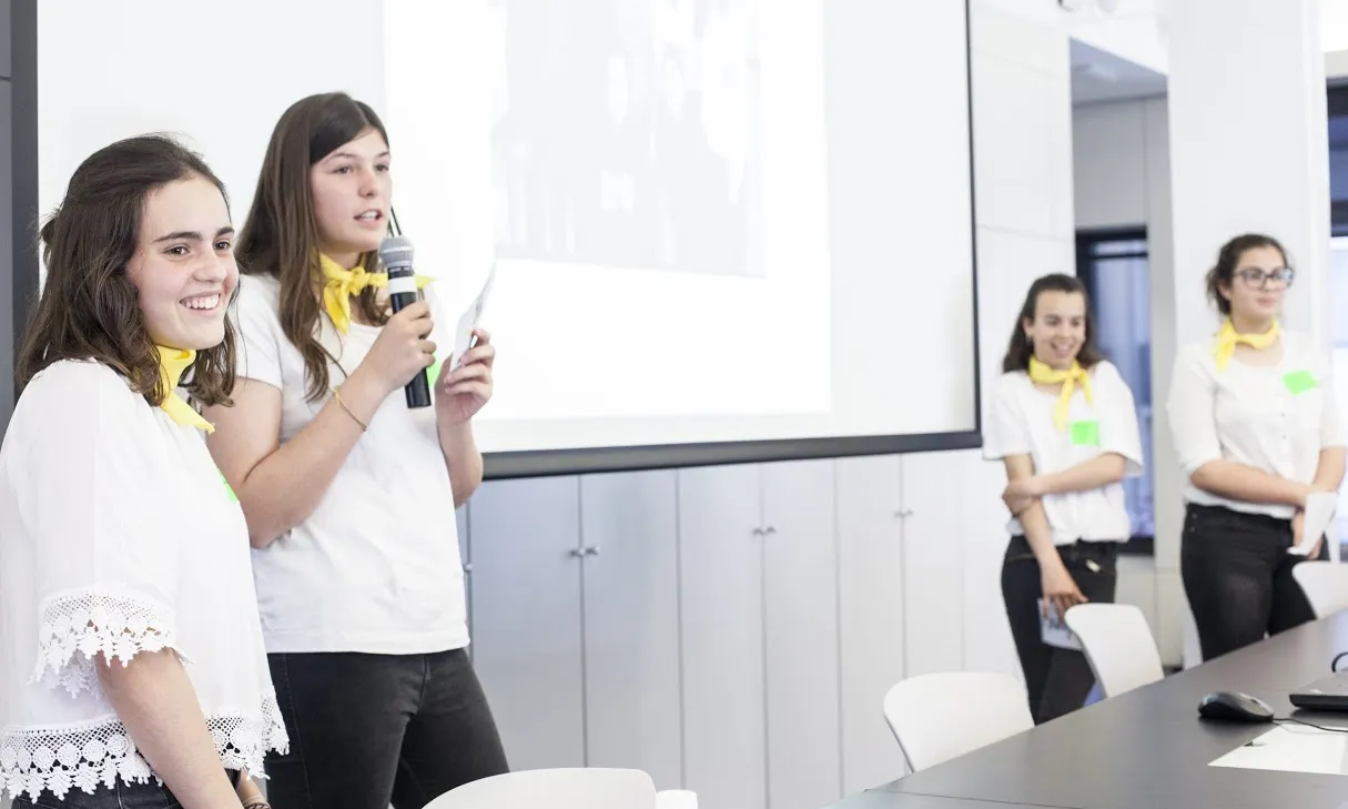 Equip participant al Technovation Challenge 2017 presentant l'aplicació que han creat