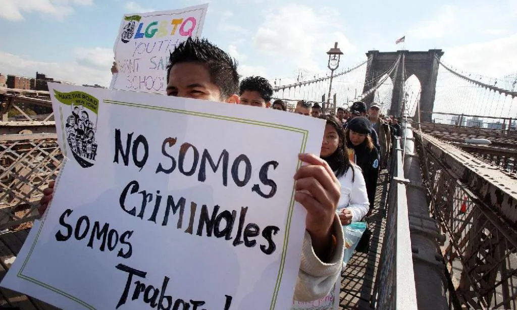 Un grup de manifestants d'origen llatinoamericà protestant contra les polítiques migratòries del president d'EUA Donald Trump