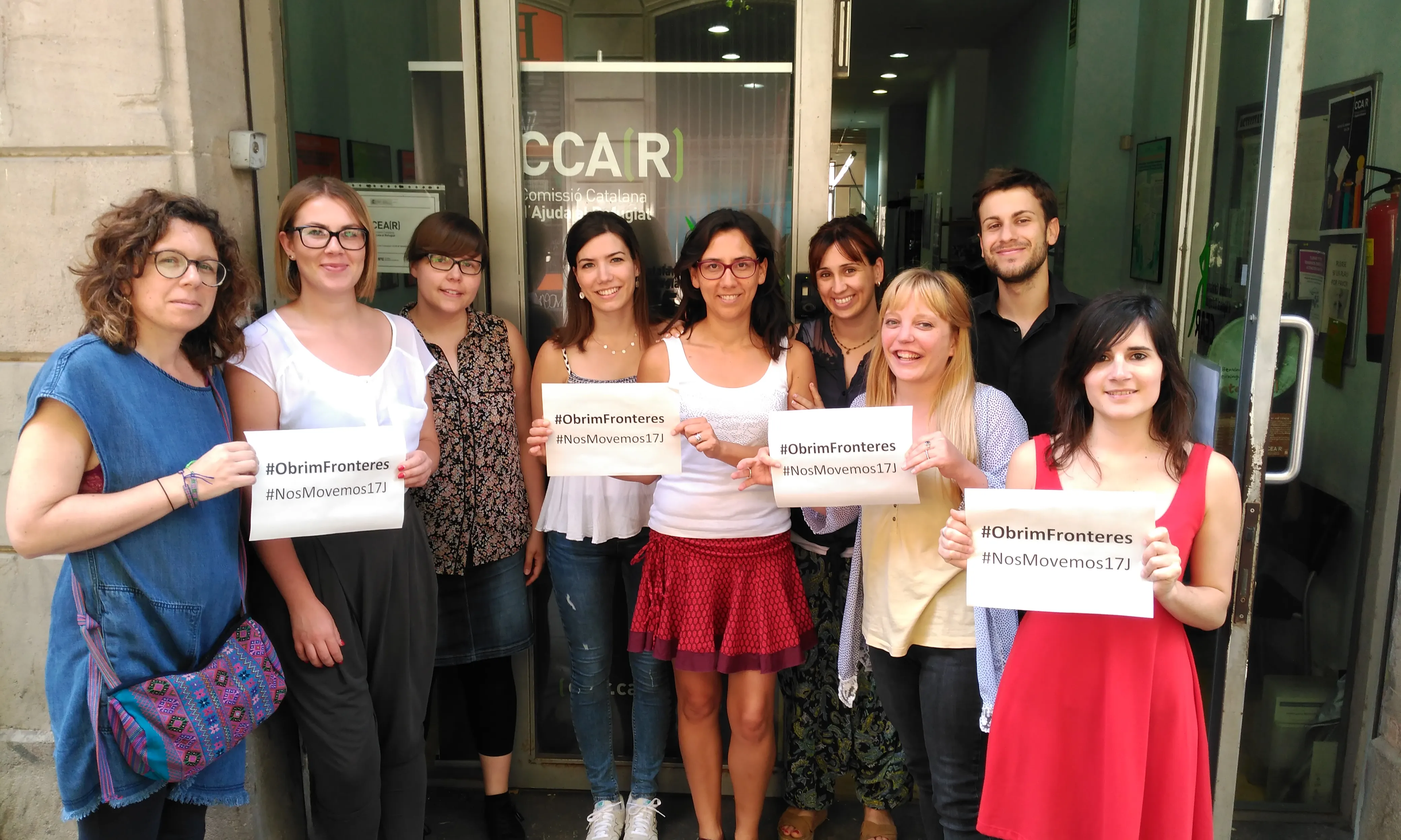 Membres de la CCAR demanant l'obertura de fronteres amb motiu de la manifestació del 17J