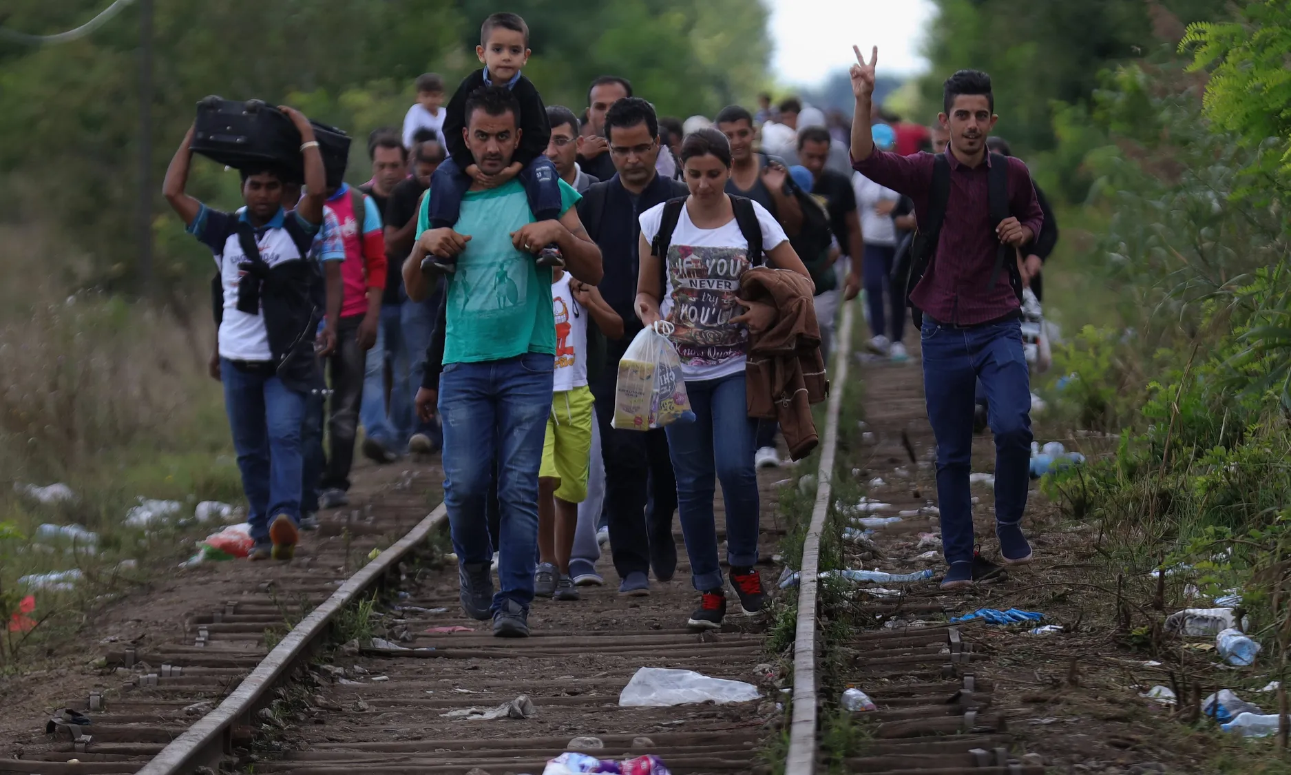 Un grup de refugiats caminen des de Sèrbia fins a Àustria per les vies del tren 