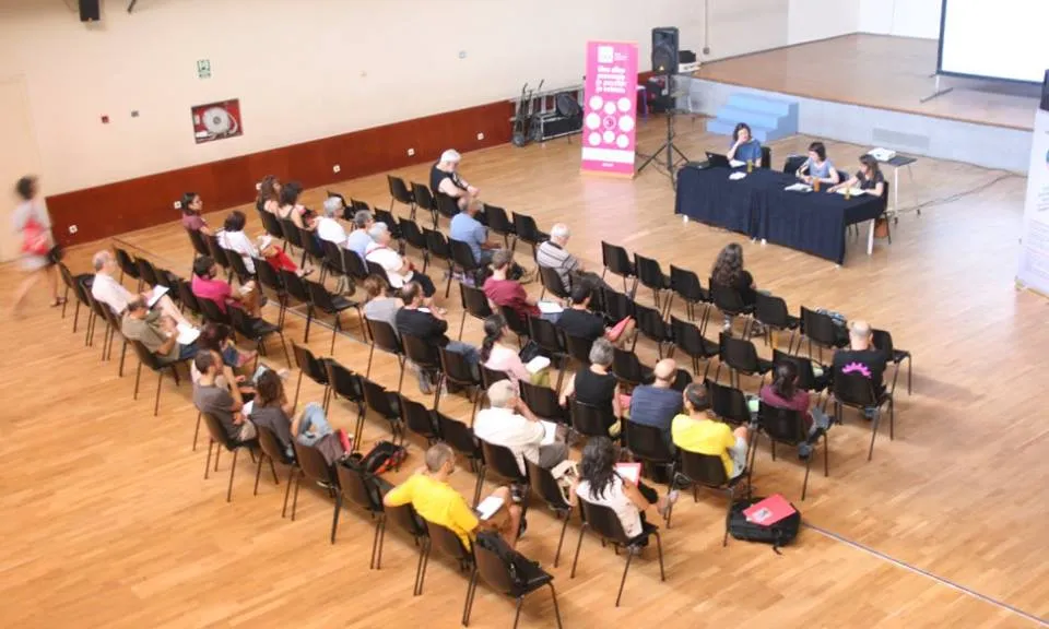 El centre cívic del Prat de Llobregat durant la xerrada sobre l'impacte de l'economia solidària en les comunitats locals
