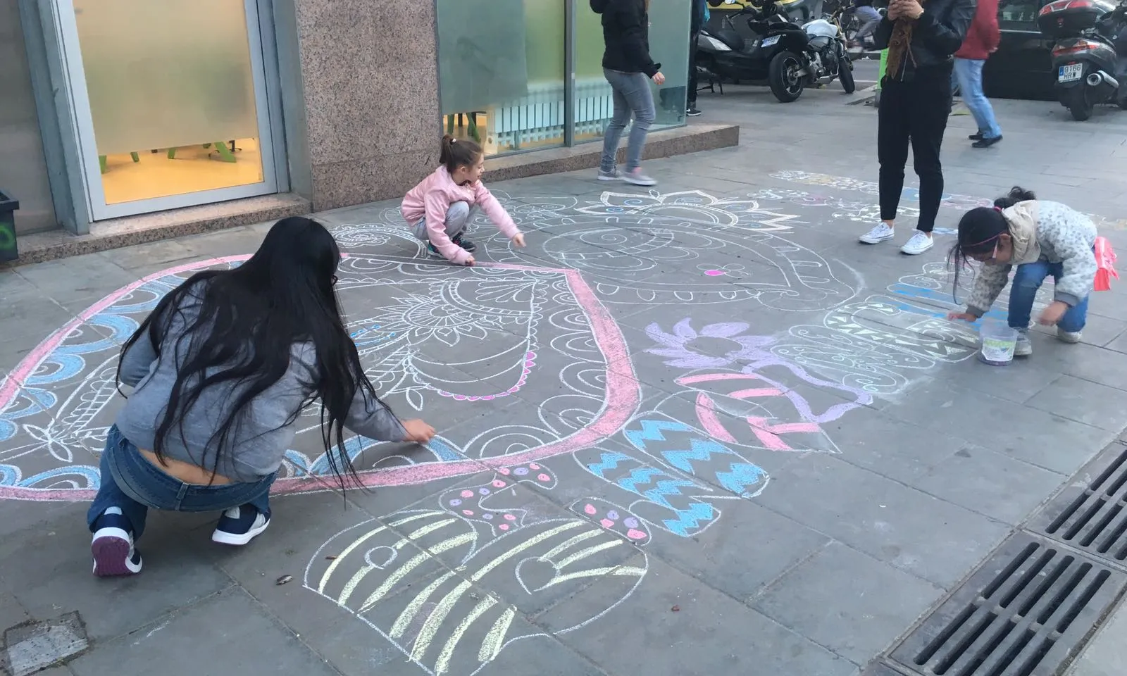 Un grafit a terre fet amb guix