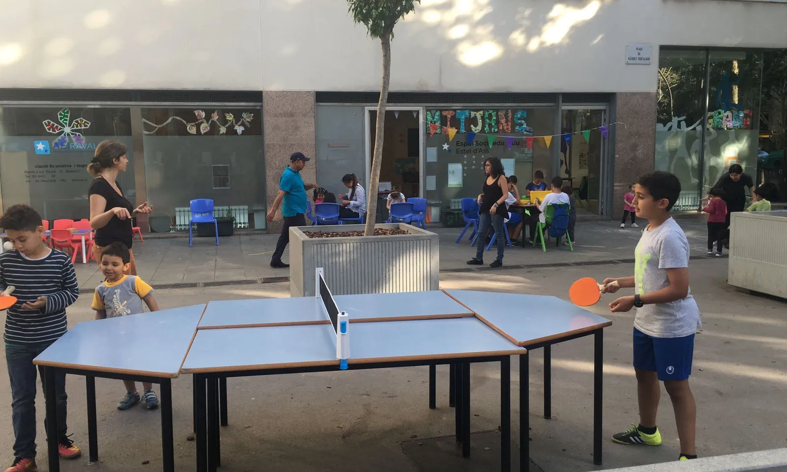 Jugant a tenis de taula