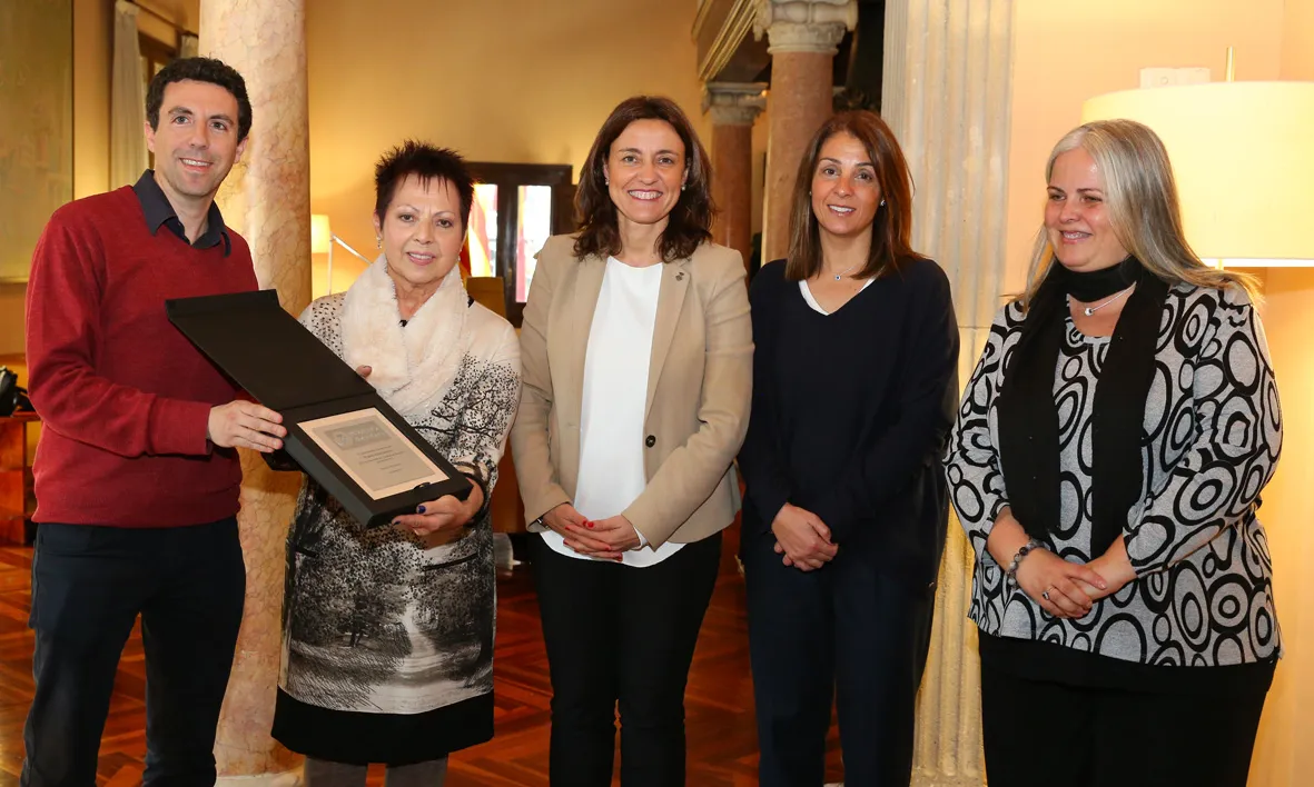 La presidenta de la Diputació de Barcelona, Mercè Conesa, va lliurar una placa commemorativa a Projecte Home com a reconeixement del vintè aniversari de l'entitat.