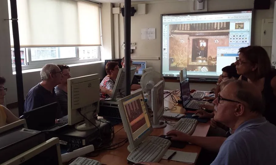 Cura de tractament d'imatge a l'Òmnia de l'Escola d'Adults de la Verneda-Sant Martí