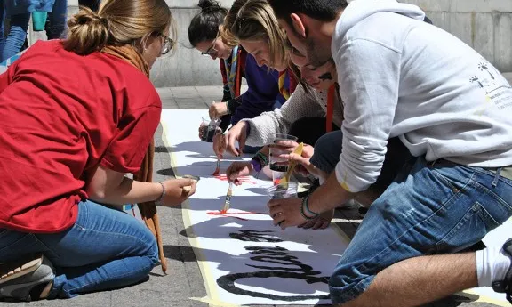 Joves fent una pancarta amb l'esplai