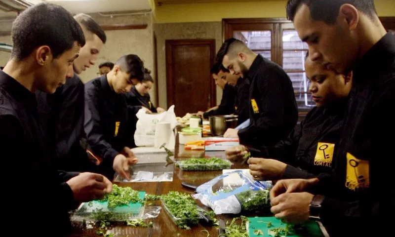 Formació de cuina dins els Programes de Formació i Inserció