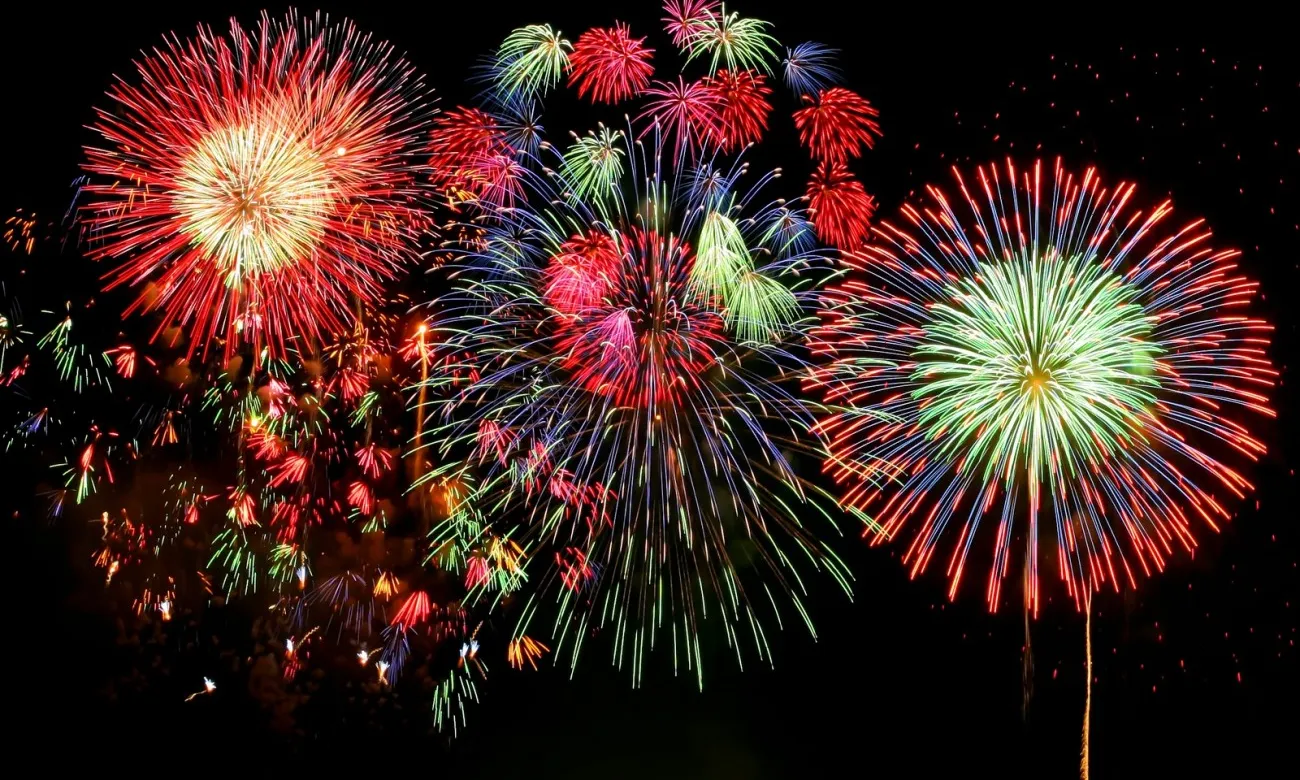 Focs artificials al web de Tot Raval per celebrar aquest doble aniversari