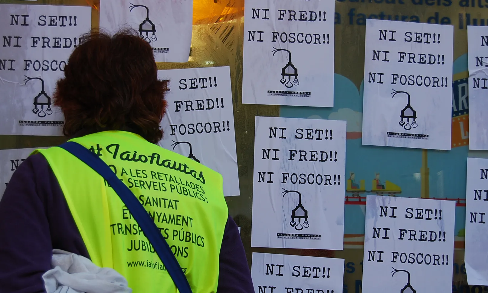 Cartells amb el que s'ha convertit en un lema de la lluita contra la pobresa energètica