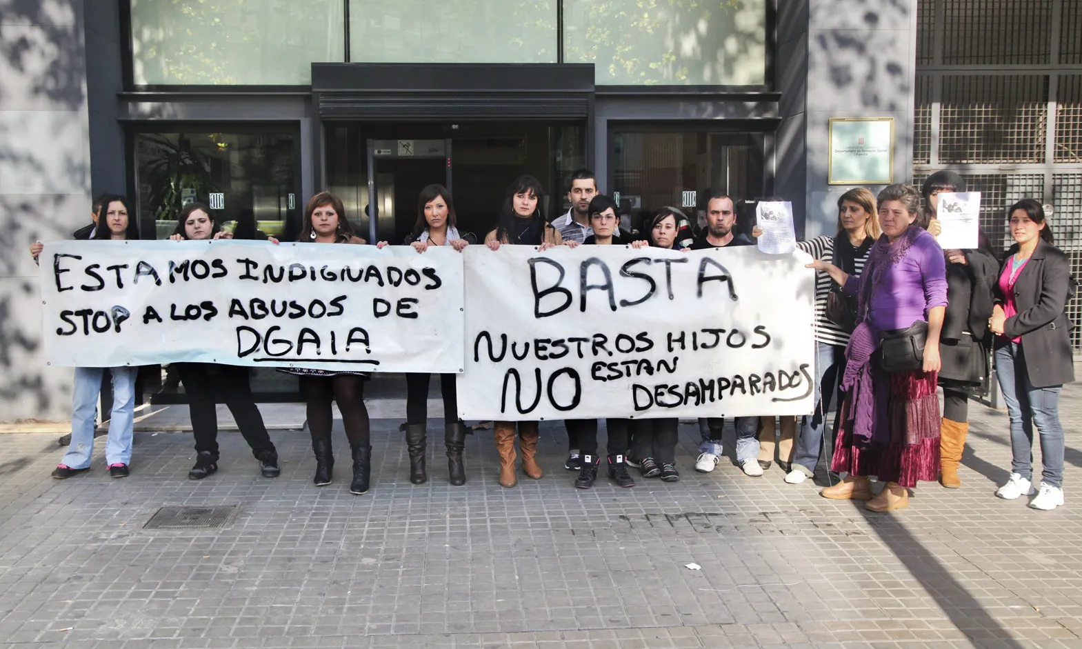 Famílies afectades per la retirada de la tutela dels seus fills/es manifestant-se en contra del sistema de protecció de la DGAIA