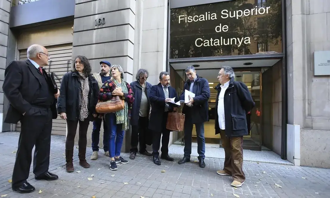 Integrants d'Aprodeme davant la Fiscalia de Catalunya on van presentar la denúncia