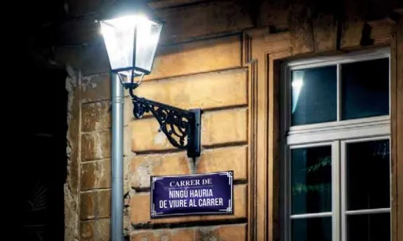 Placa carrer 'Ningú dorma al carrer'