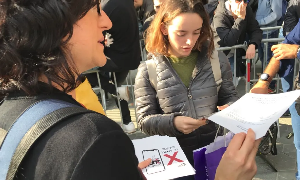 Trepat parla amb consumidors en el dia del llançament de l'iPhone X.