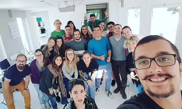 Moment de l'assemblea de grup de joves de Voluntariat pel canvi