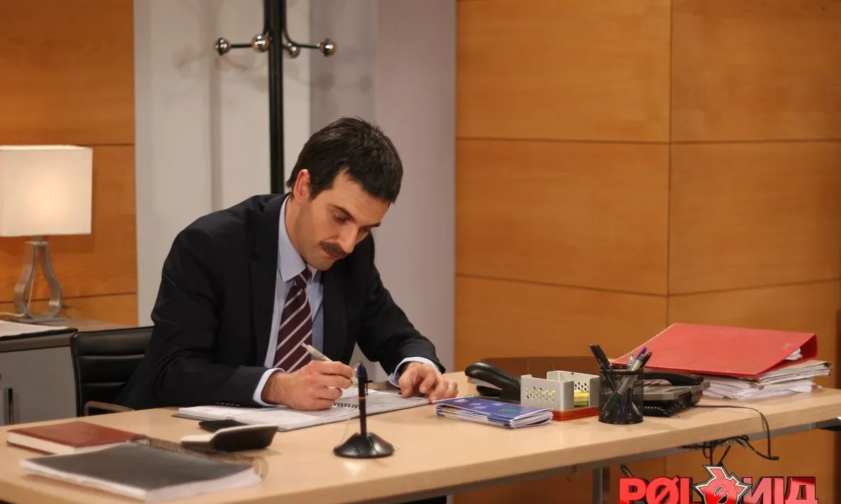 Noi treballant en despatx