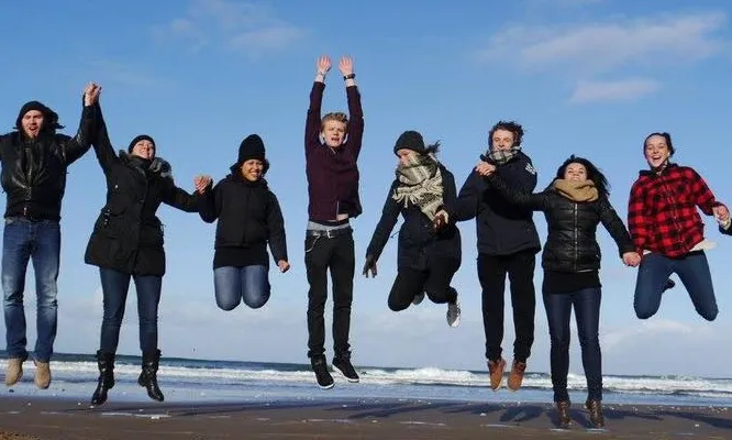 A través de la Fundació desenes de joves catalans i catalanes poden fer experiències en altres països, i nois i noies estrangers fan estades en entitats catalanes