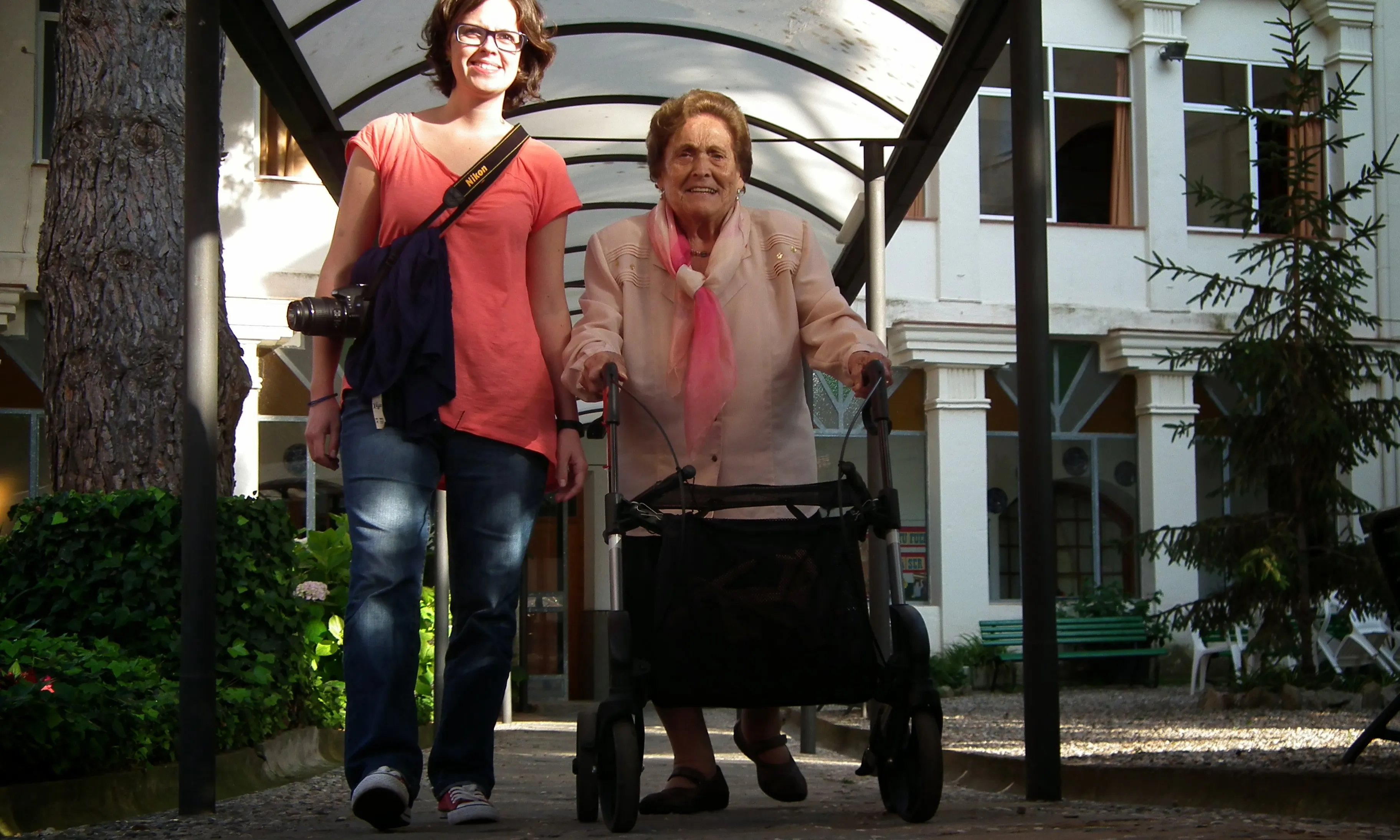 Una voluntària amb una dona gran a 'Vacances amigues' a Tiana, 2013.