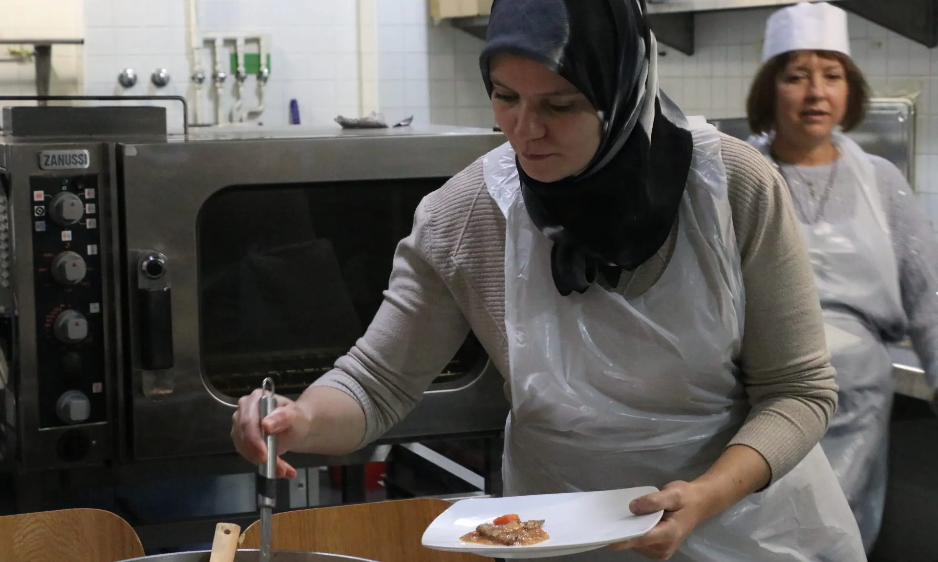 Una dona servint menjar en un plat