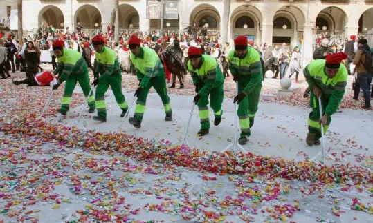 Serveis Viaris netejant plaça de la Vila després de Les Comparses