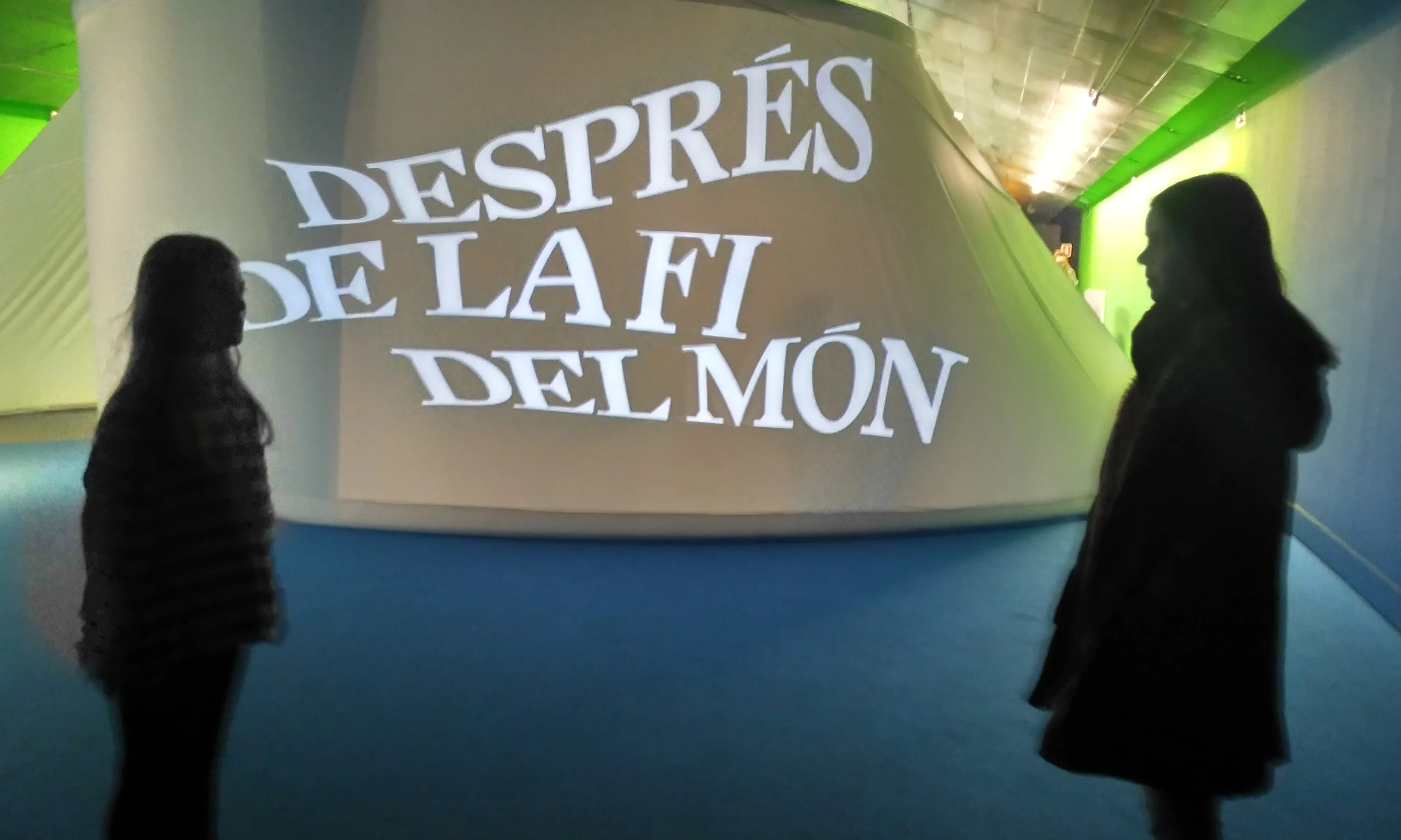 La persona visitant entra en el futur a través de la mostra 