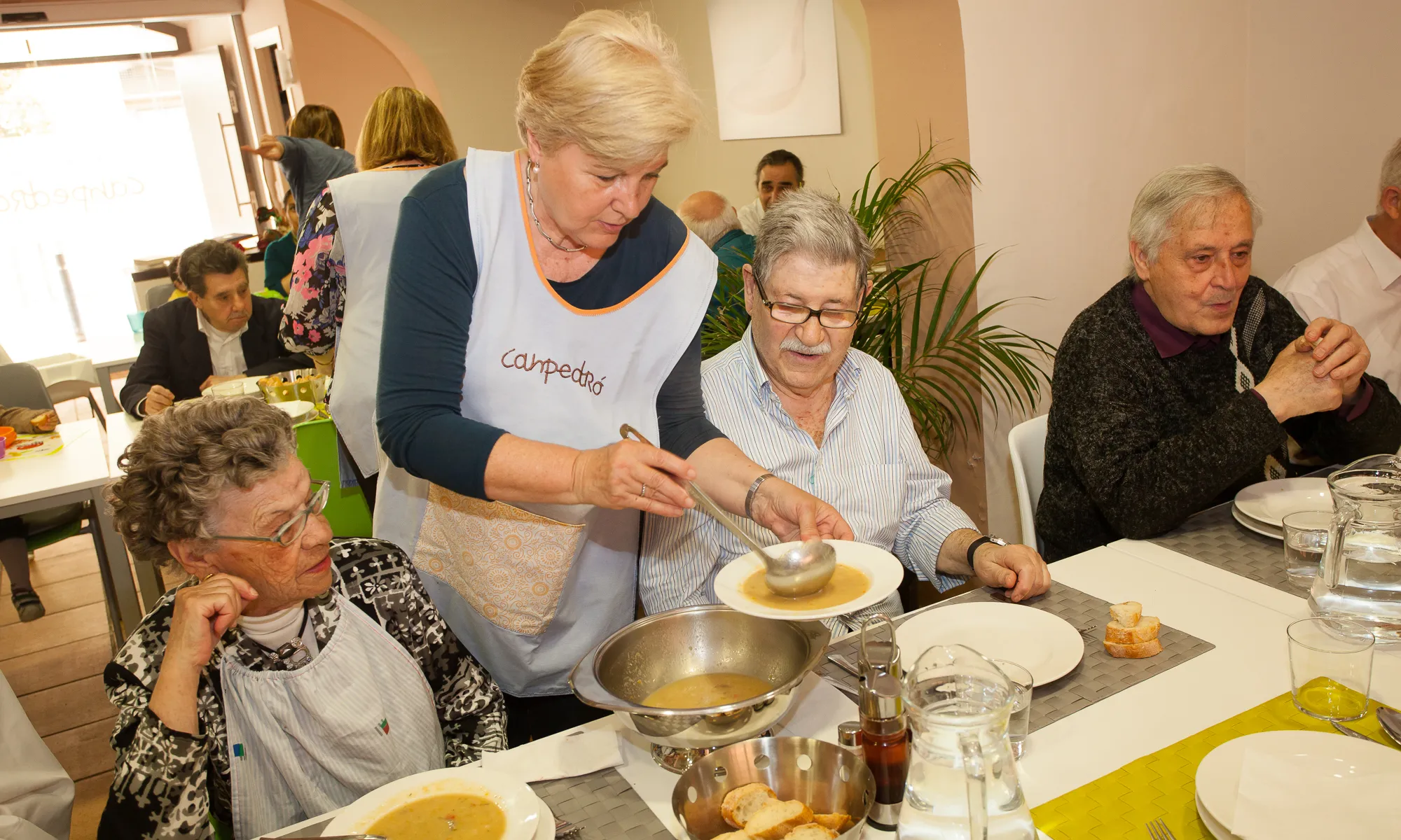 El programa de menjador social de la Fundació Canpedró