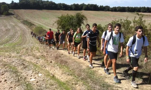 Alumnes de Ginebró fent una sortida al camp