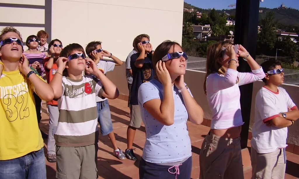 Alumnes de l'escola Solc mirant un eclipsi