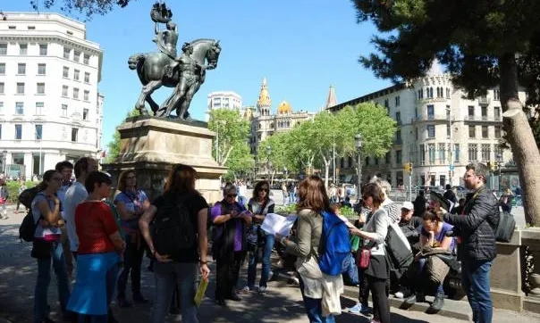 L'associació organitza rutes perquè les i els barcelonins coneguin millor la seva ciutat amb l'excusa de "caçar" Hermes.