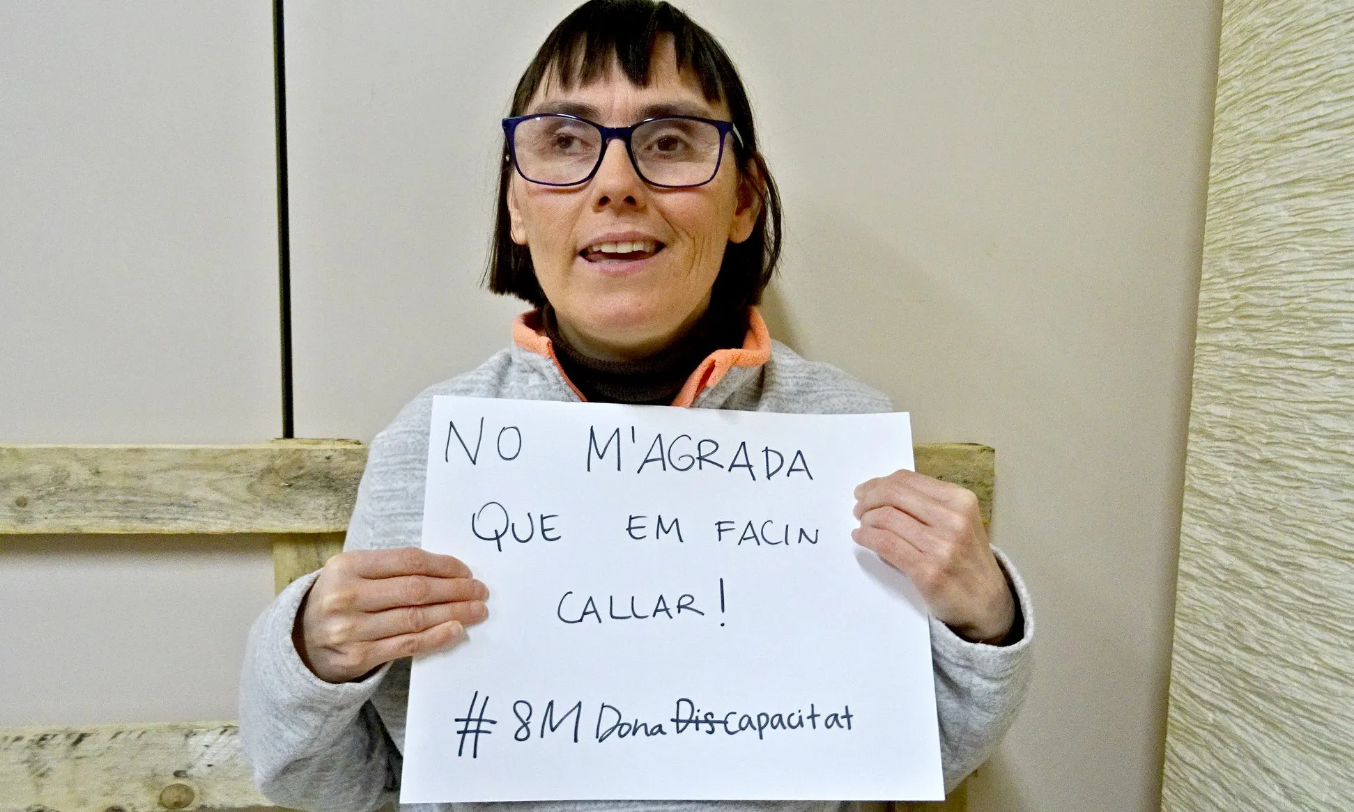 Una dona participant a la campanya del 8 de març de DINCAT