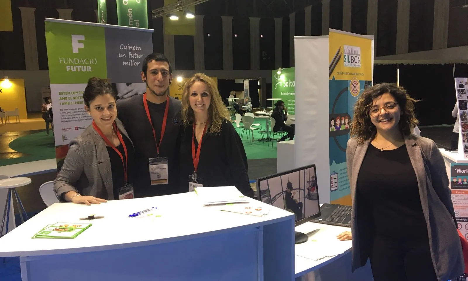 Professionals de la Fundació Futur en el seu estand al Saló de l'Ocupació Juvenil