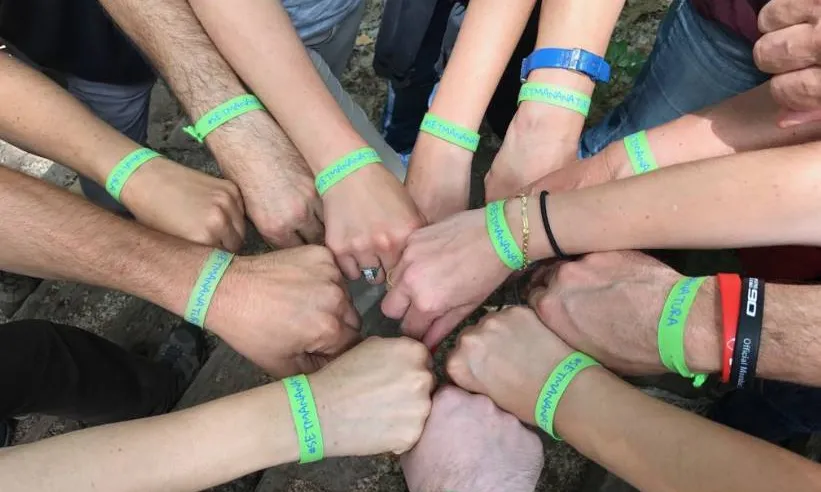 Les polseres verdes, símbol del compromís ambiental de les persones participants en la Setmana de la Natura